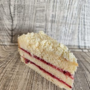 Bezpšeničný sacher s ríbezľami – biely – Cukroviny Spiš
